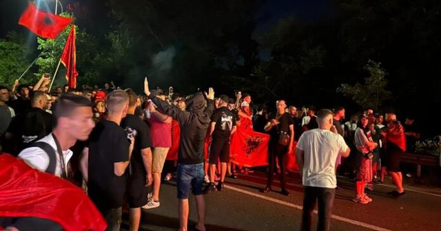Kush i çoi protestuesit dje në Rinas për t'i larguar nga
