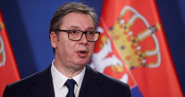 Presidenti serb mbërrin në Moskë për të marrë