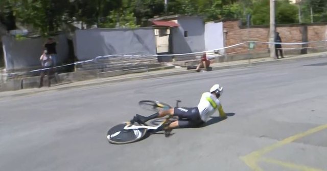 Giro d’Italia në Shqipëri/ Rrëzohet çiklisti Lucas
