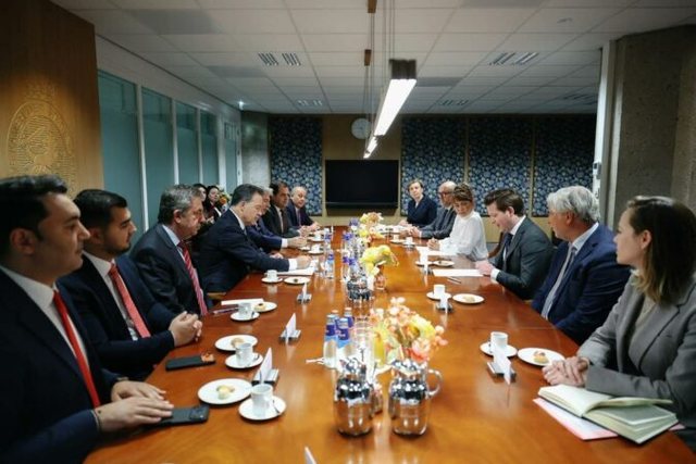 Bylykbashi e K&euml;lli&ccedil;i takime me krer&euml; t&euml; Parlamentit