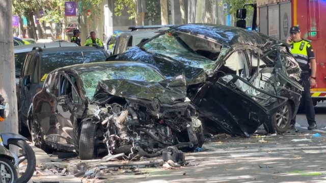 Tragjike n&euml; Barcelon&euml;, po i ikte policis&euml; dhe u p&euml;rplas me