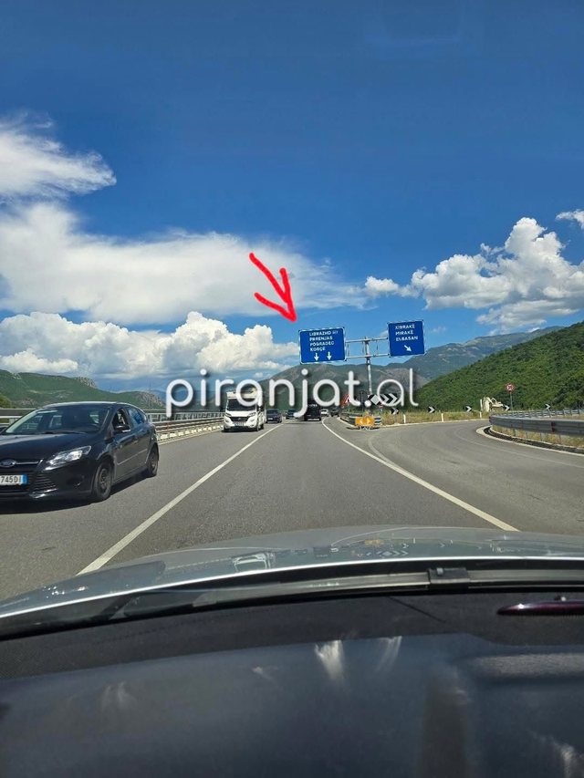 Denoncimi i qytetarit: Tabelat e rrug&euml;s Elbasan&ndash;Librazhd n&euml;