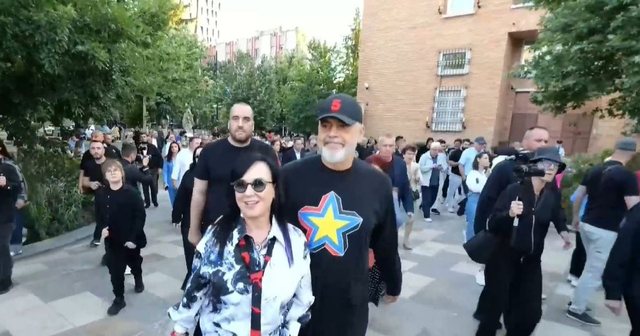 I shoqëruar nga bashkëshortja dhe fëmijët, Rama mbërrin
