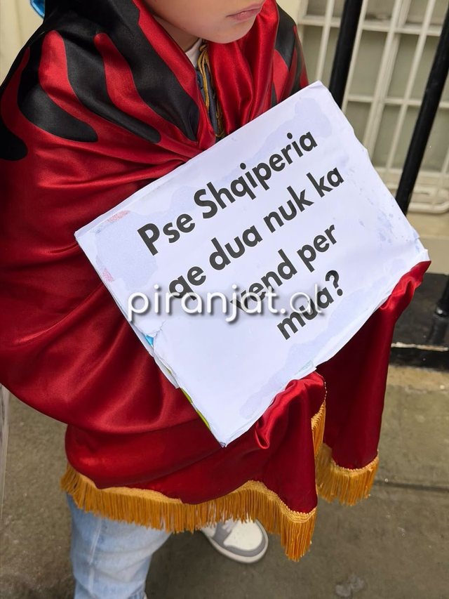 Diaspora në Londër ngrihet në protestë të fuqishme