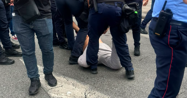 Protestuesit ‘rrethojnë’ Kuvendin, tentojnë të
