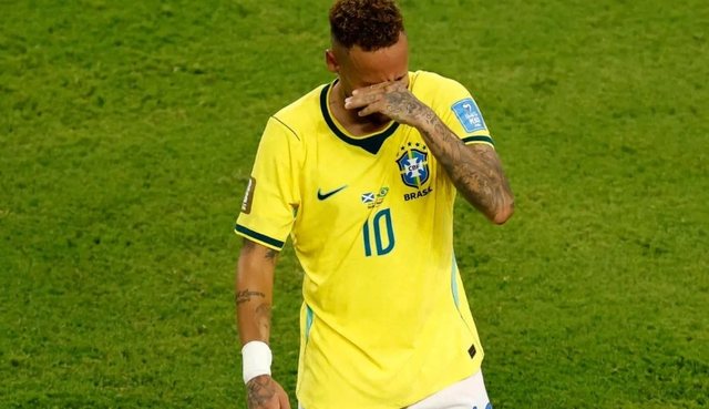 I gjith&euml; stadiumi n&euml; k&euml;mb&euml; p&euml;r Neymar, ylli brazilian