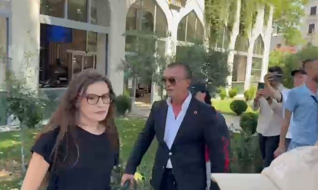 Protestuesit ndjekin deputetin T&euml;rmet Pe&ccedil;i jasht&euml; Parlamentit: