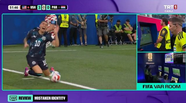 Arbitrat bëhen “lëmsh” gjatë ndeshjes së