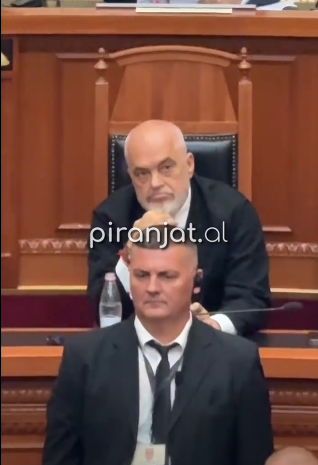 VIDEO/ Tensione në Kuvend, Bardhi tenton të lagë me ujë