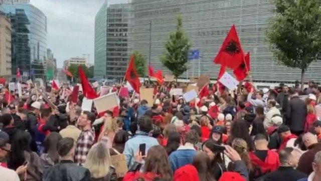 Me flamuj kuqezi në duar, shqiptarët protestojnë para selive
