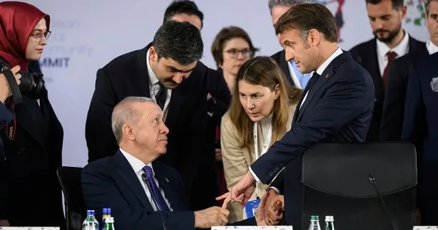 VIDEO/ Erdogan i shtrëngoi Macron gishtin e mesit në Tiranë.