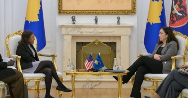 Vjosa Osmani zhvillon një takim me ambasadoren amerikane në