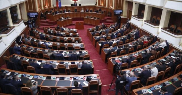 Sot kuvend/ Zbardhet axhenda! Protestuesit paralajm&euml;rojn&euml;: T&euml;