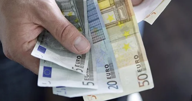 Këmbimi valutor/ Me sa blihen e shiten dollari dhe euro, çfarë