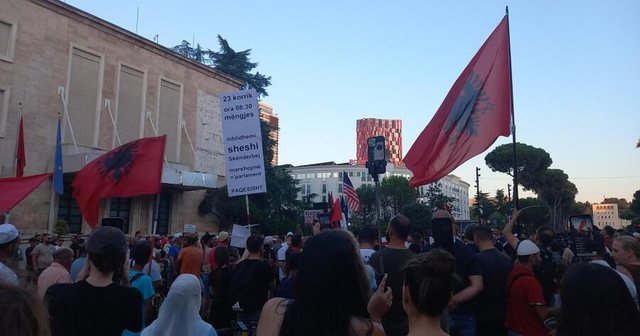 "Revolucioni i Flamingove' jehon&euml; nd&euml;rkomb&euml;tare,