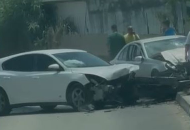 P&euml;rplasen dy automjete n&euml; aksin Vlor&euml;-Llakatund