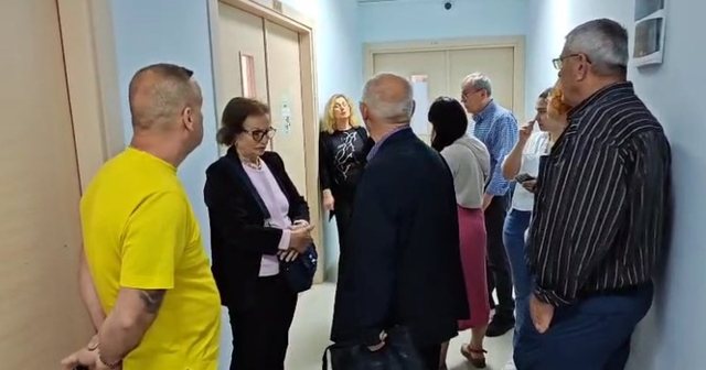 FOTO/ Kryetari i komisionit humbi nënën, qytetarët presin në