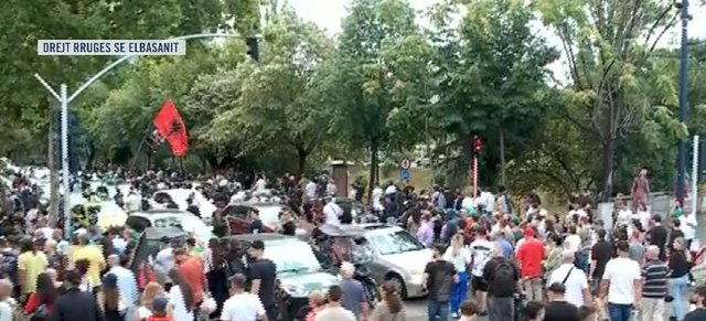 &ldquo;Arresto Belind&euml;n&rdquo;/ Protestuesit vijojn&euml; marshimin drejt
