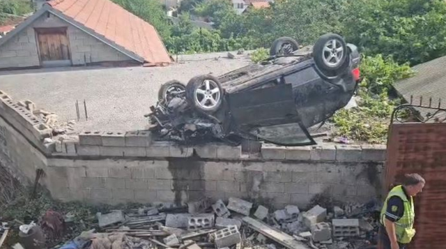 Automjeti del nga rruga dhe përplaset me murin e një banese në
