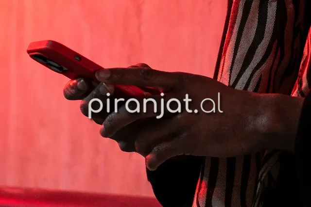 Brenda qendrës globale të mashtrimeve online, ku punëtorët e