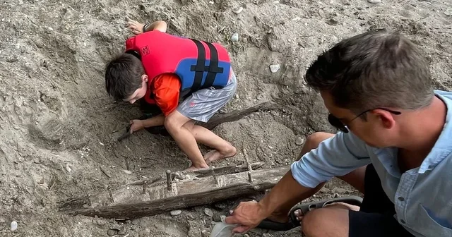 Po luante me një detektor metalesh, 8-vjeçari zbulon një anije
