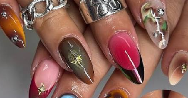 &ldquo;Mix and match&rdquo;, trendi i ri i manikyrit q&euml; i jep &ccedil;do
