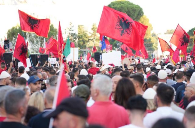 Morën pjesë në protestë, kryeministri i quajti ‘hordhi