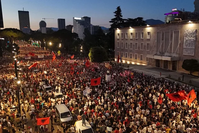 Der Spiegel: Demonstratat në Shqipëri po përhapen, e shtuna