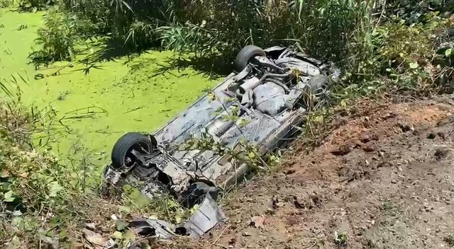 Makina &ldquo;Benz&rdquo; del nga rruga dhe bie n&euml; kanalin me uj&euml;,