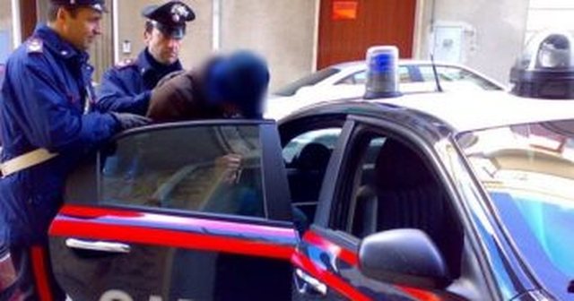 Ngacmoi seksualisht dy vajza të reja në rrugë/ Arrestohet