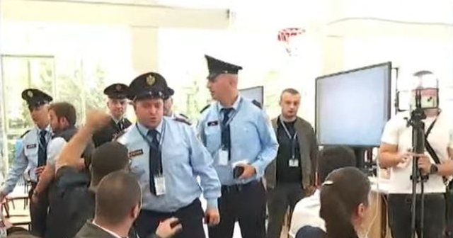 VIDEO/ Tensionet në KZAZ 40, policia nxjerr me forcë jashtë
