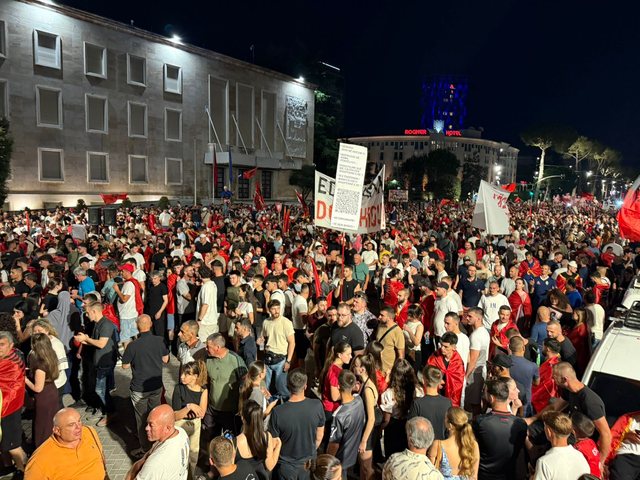 Sot dita e 23 e protest&euml;s, rrug&euml;t e sheshet plot p&euml;r largimin e