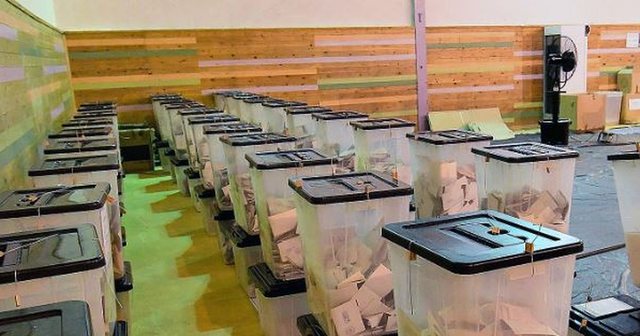 Një kuti me vota klasifikohet e pavlefshme në Kamëz, fletët