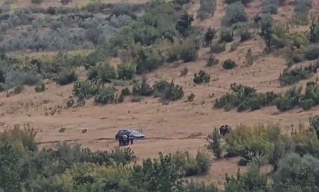 I mbyllur në makinën e tij vijon të rezistojë, autori i