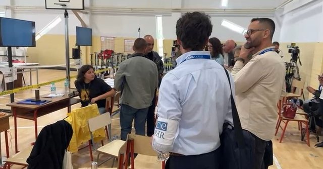 Sherr mes vëzhguesve në qendrën e numërimit në