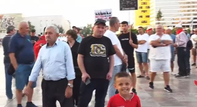 “Në shesh deri në largimin e Ramës”/ Qytetarët: