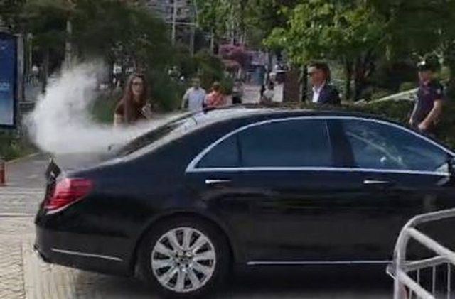 Mbërrijnë protestuesit e parë te Parlamenti! Hidhet miell drejt