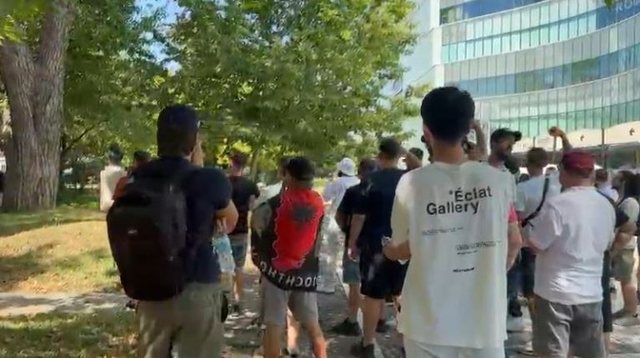Nis grumbullimi i protestuesve para Kuvendit, deputet&euml;t e PS hyjn&euml; 30