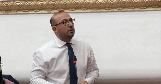 “Alo o shoku kryetar”/ Ironizon Korreshi: Rregullorja e Kuvendit si