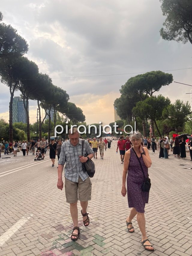 FOTO-LAJM/ Rama tha se protesta po frikëson dhe largon turistët, ata