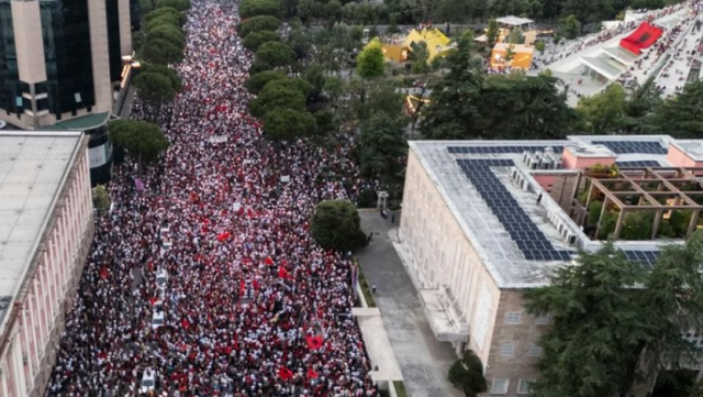 Gazeta gjermane: Shtohet presioni mbi Ramën, 200 mijë njerëz