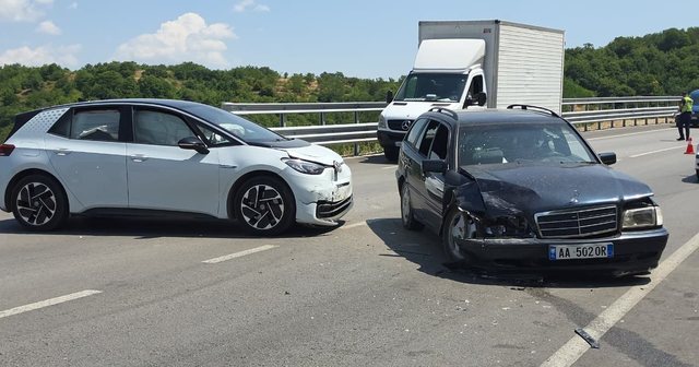 Aksident në Qafë Plloçë, përplasen dy automjete