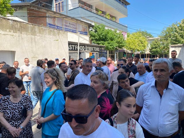 Protest&euml; n&euml; Lushnj&euml; p&euml;r gjendjen e spitalit, qytetar&euml;t