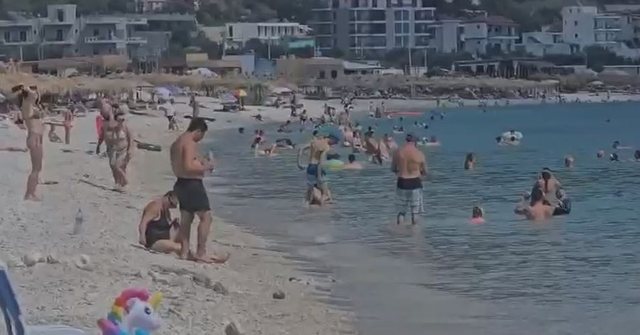 Temperaturat mbi 35 gradë, mbipopullohet plazhi i Borshit