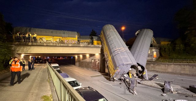 Aksident hekurudhor në Mynih, treni del nga shinat bie nga ura, një