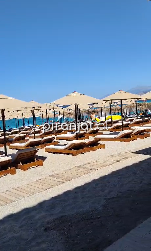 Lukovë/ Plazhi me shezlongë pothuajse bosh në kulmin e sezonit