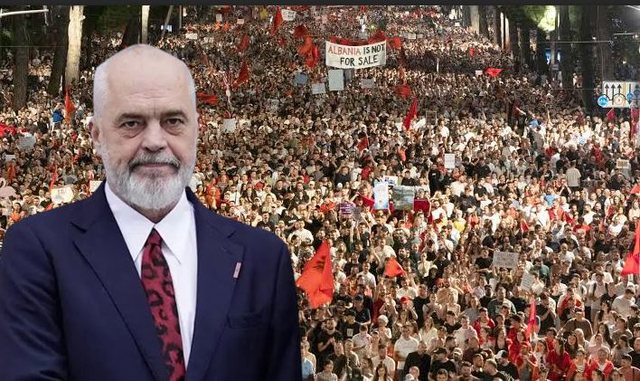 Rama sulmon s&euml;rish protestuesit: &ldquo;Flamingot&rdquo; nuk duan t&euml;