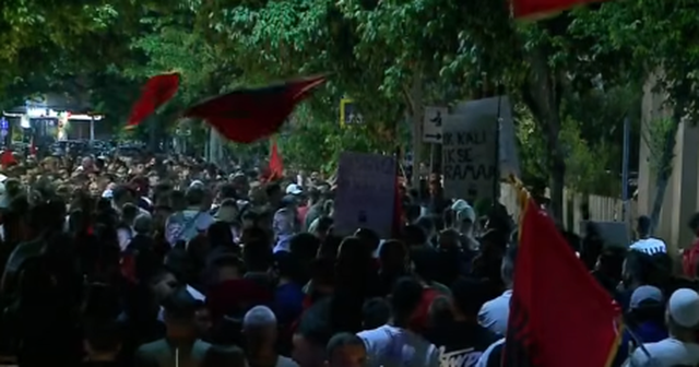 Protestuesit distancohen nga incidenti te Komisariati Nr. 3:  Aktet e dhunshme,