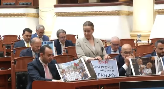 Nis Kuvendi/ Deputetët e PD-së me pankarta në seancë: O jari