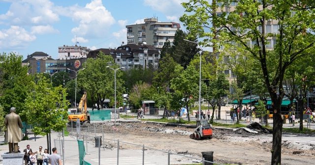 Analiza e REL: Pse s’ka zhurmë të punimeve në sheshin e